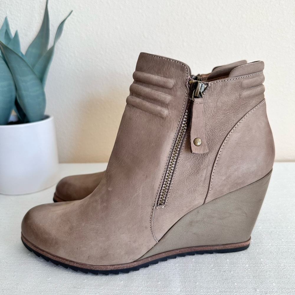 Biala Ashton Beige Distressed Leather Zip Wedge Ankle Booties Womens EU41 US10.5
